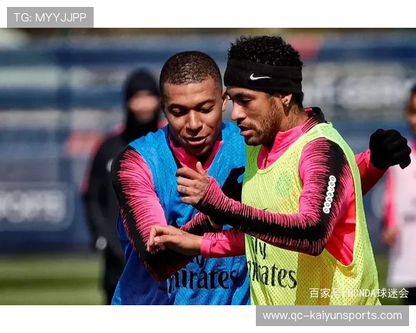 内马尔被媒体捕捉到训练场忘情舞动的片段，轻松有趣